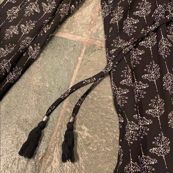 DR2 Blouse with Cutout Shoulders - Picture 2 of 4